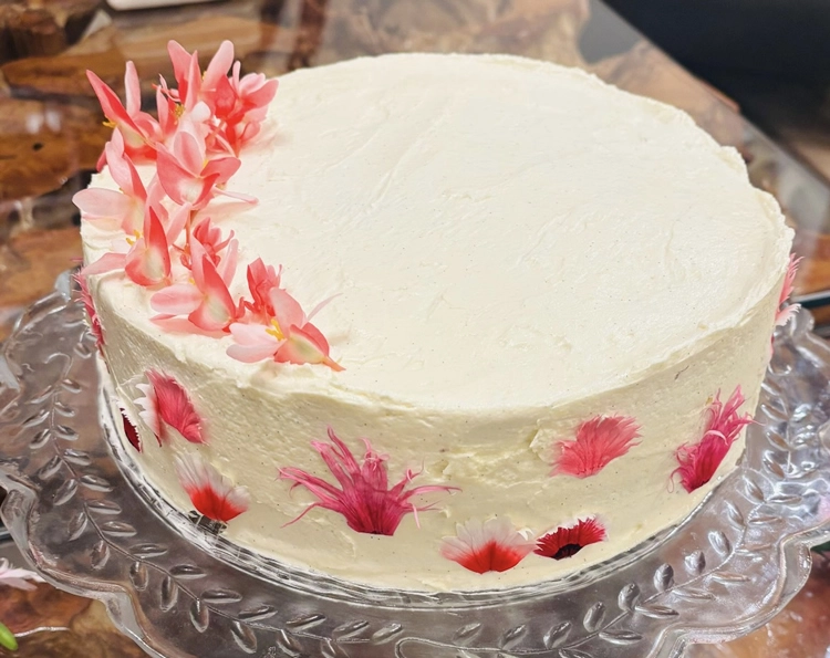 Vanilla cake with passion fruit